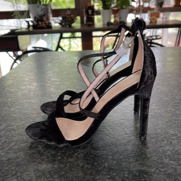 Lov Mark Story 19 Black Velvet 4” Heels strappy, straps criss cross in front new - Picture 4 of 5